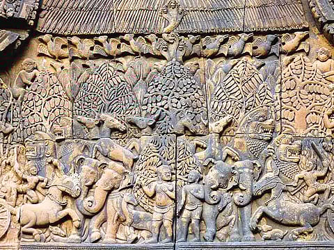 അങ്കോര്‍ ക്ഷേത്രത്തിലെ ചുവര്‍ ശില്‍പ്പം ഖാണ്ഡവദഹനം