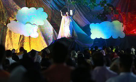 കൊച്ചിയിലെ ചാത്തിയാത്ത് ഔർ ലേഡി ഓഫ് മൗണ്ട് കാർമൽ പള്ളിയിൽ ഈസ്റ്റർ ആഘോഷങ്ങളുടെ ഭാഗമായി  ചിത്രീകരിച്ച യേശുക്രിസ്തുവിന്റെ ഉയിര്‍ത്തെഴുന്നേല്‍പ്പ്