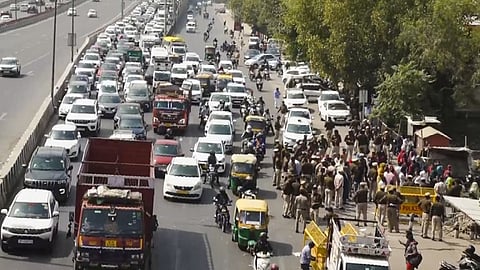 Delhi plans to limit the number of fosil cars per family