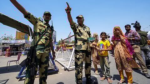 അട്ടാരി അതിര്‍ത്തിയില്‍ മടങ്ങാന്‍ കാത്തുനില്‍ക്കുന്ന പാക് പൗരന്മാര്‍ 
