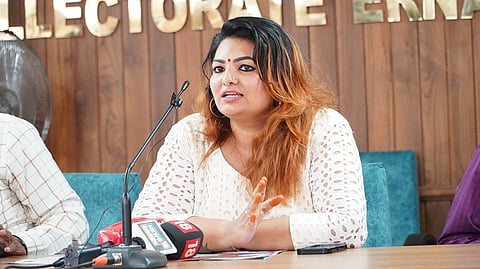 പ്രൊഡക്ഷന്‍ കണ്‍ട്രോളറുടെ വധഭീഷണി; പൊലീസ് നടപടിയെടുത്തില്ലെന്ന് സാന്ദ്ര തോമസ്; മുഖ്യമന്ത്രിയ്ക്ക് പരാതി 