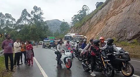 Rocks fall on Munnar Gap Road again, a major accident averted; traffic restored
