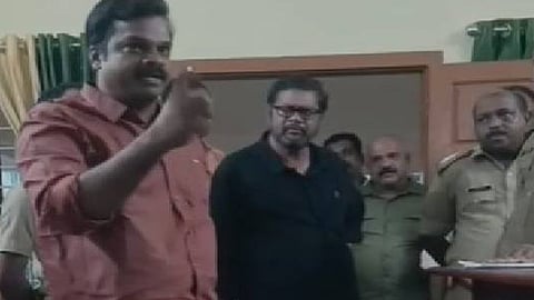 'തോന്നിവാസം കാണിക്കുന്നോ?, കത്തിക്കും'; വനം വകുപ്പ് കസ്റ്റഡിയില്‍ എടുത്തയാളെ ബലമായി മോചിപ്പിച്ച് കെയു ജനീഷ് കുമാര്‍ എംഎല്‍എ