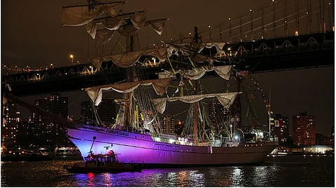 Mexican ship hits Brooklyn Bridge