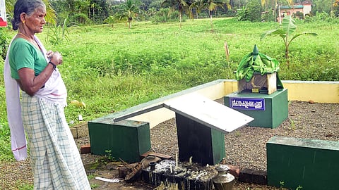 kayamkulam kochunni :പത്തനംതിട്ട കോഴഞ്ചേരി ഇടപ്പാറ മലദേവത ക്ഷേത്രത്തിലെ കായംകുളം കൊച്ചുണ്ണിയുടെ പ്രതിഷ്ഠ