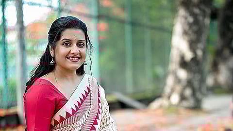 'വാക പൂത്ത വഴിയിൽ വരുമെന്നോർത്തു നീ, വെറുതെ കാത്തിരുന്നു'
