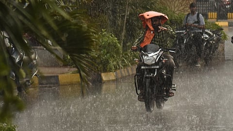 മഴക്കാലത്ത് ടൂ വീലര്‍ യാത്രക്കാര്‍ ശ്രദ്ധിക്കേണ്ട ആറുകാര്യങ്ങള്‍ 