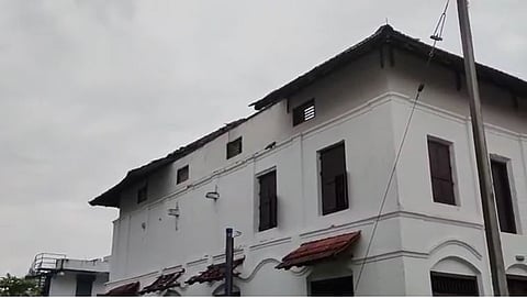 The roof of the Jewish synagogue in Mala collapsed due to heavy rains.