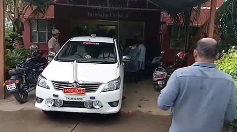 ടിപ്പർ, റോ‍ഡിന് കുറെകെയിട്ട് കത്തികാട്ടി ഭീഷണി; കാറുൾപ്പെടെ 1.25 കിലോ സ്വർണവും 60,000 രൂപയും തട്ടിയെടുത്തു (വിഡിയോ)