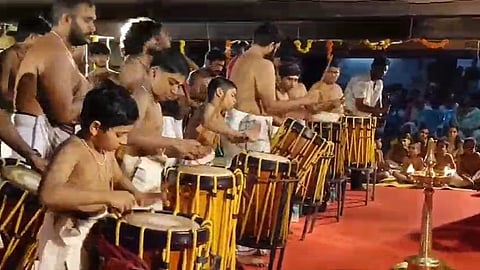പഞ്ചാരിയില്‍ മേളപ്രപഞ്ചം തീര്‍ത്തു; അരങ്ങേറ്റം കുറിച്ച് ആറു മിടുക്കന്മാര്‍- വിഡിയോ