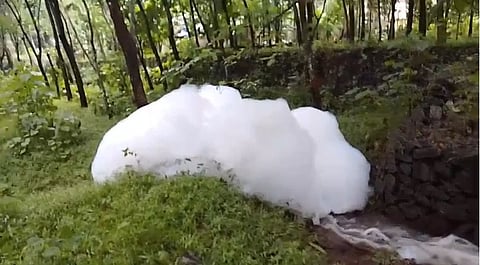 കാട്ടുചോലയില്‍ വെള്ളം പതഞ്ഞു പൊങ്ങുന്നു;  ആശങ്കയില്‍ നാട്ടുകാര്‍