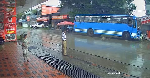 തൃശൂരിൽ ബസ് നിയന്ത്രണം വിട്ടു പാഞ്ഞുകയറി; മൂന്ന് സ്ത്രീകള്‍ക്ക് പരിക്ക്- വിഡിയോ 