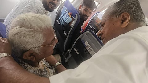 ജഗതിയെ ചേര്‍ത്തുപിടിച്ച് പിണറായി; അപ്രതീക്ഷിത കൂടിക്കാഴ്ച വിമാനത്തില്‍ വച്ച്