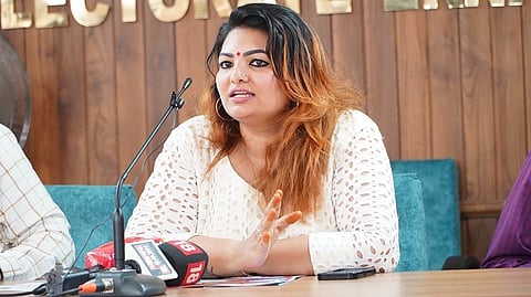 'നിർമാതാക്കൾക്ക് തിരിച്ചറിവ്‌ വരാത്തിടത്തോളം, നിങ്ങളെ പോലെ കുളം കലക്കി മീൻ പിടിക്കുന്നവർ തുടരും'; വിമർ‌ശനവുമായി സാന്ദ്ര തോമസ്