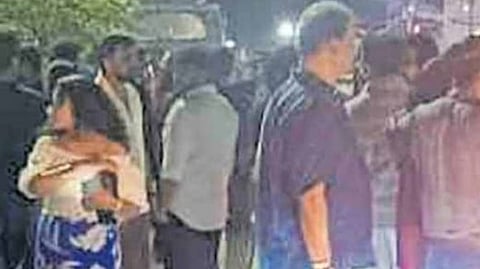 kochi kathrikadavu bar stabbing  case: People gathered in front of the bar
