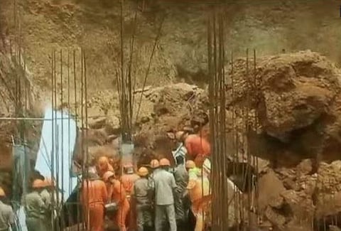 Landslide in constriction site Kozhikode workers injured