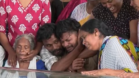 'അമ്മാ.... ഇട്ടേച്ച് പോകല്ലാമ്മാ...' അലമുറയിട്ട് നവനീത്, കണ്ണീർവാർത്ത് കുടുംബം; ബിന്ദുവിന് നാടിന്റെ യാത്രാമൊഴി