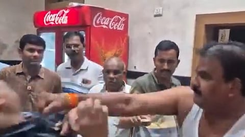 പരിപ്പ് കറി കേടായി, ക്യാന്റീന്‍ കോണ്‍ട്രാക്ടറുടെ കരണം പുകച്ച് ശിവസേന എംഎല്‍എ - വൈറല്‍ വിഡിയോ
