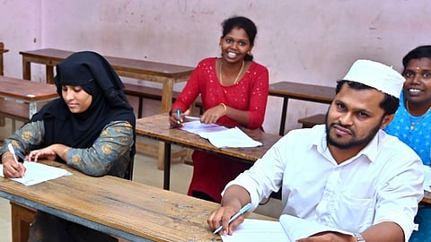 ജീവിതത്തിൽ മാത്രമല്ല, പരീക്ഷയ്ക്കും ഒരുമിച്ച്; വിദ്യാഭ്യാസ സ്വപ്നങ്ങൾക്ക് ജീവനേകി പ്ലസ്ടു തുല്യതാപരീക്ഷയെഴുതി യുവ ദമ്പതികൾ