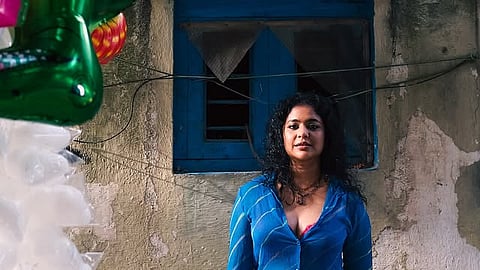 പച്ചയും നീലയും; ​ഗ്ലാമർ ലുക്കിൽ ശ്രിന്ദ