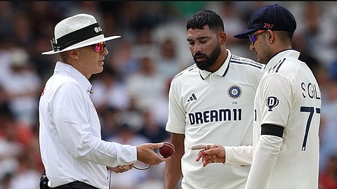 Shubman Gill and Mohammed Siraj complain to the umpire about Dukes ball