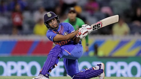 Shubman Gill and KL Rahul batting