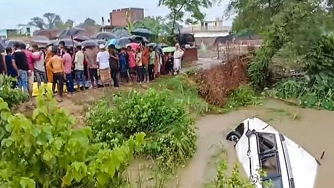 യുപിയിൽ തീർത്ഥാടകരുടെ കാർ കനാലിലേക്ക് മറിഞ്ഞു; 11 മരണം