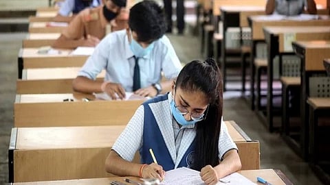 75 ശതമാനം ഹാജര്‍ ഇല്ലെങ്കില്‍ ബോര്‍ഡ് പരീക്ഷയ്ക്ക് ഇരുത്തില്ല; 10,12 ക്ലാസുകളിലെ വിദ്യാര്‍ഥികള്‍ക്ക് മുന്നറിയിപ്പുമായി സിബിഎസ്ഇ 
