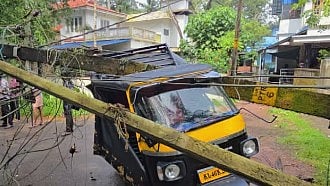 post fell on top of autorickshaw