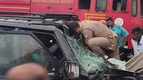 Car crashes into parked lorry in Walayar