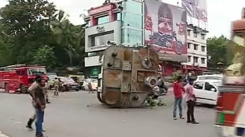 Huge transformer falls on Seaport-Airport road, causing traffic jam