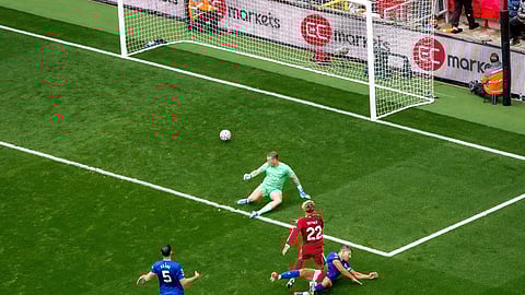 Ekitike scores a goal