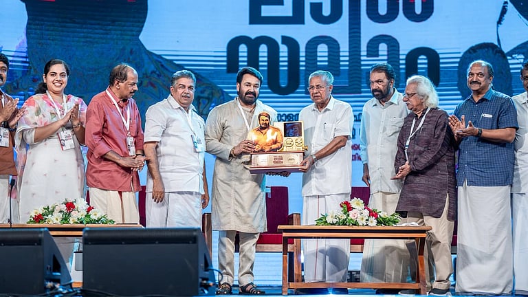 മോഹന്ലാലിനുള്ള ആദരം; സര്ക്കാരിന് ചെലവായത് 2.84 കോടി രൂപ മോഹന്ലാലിനുള്ള ആദരം; സര്ക്കാരിന് ചെലവായത് 2.84 കോടി രൂപ