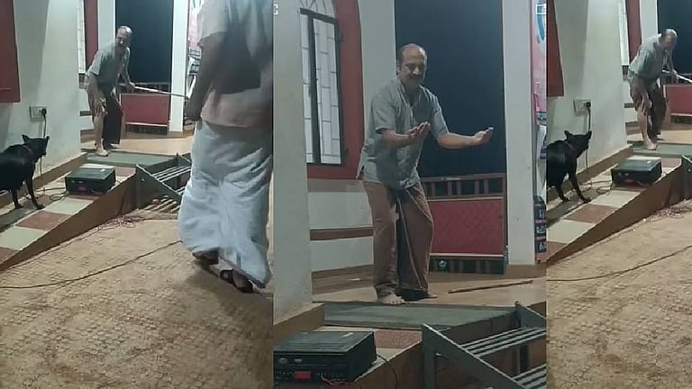 തെരുവുനായ ശല്യത്തിനെതിരായ നാടകത്തിനിടെ കലാകാരനെ നായ കടിച്ചു; നാടകമെന്ന് തെറ്റിദ്ധരിച്ച്  കാണികള്‍