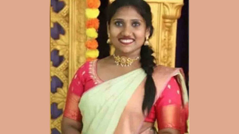 കൂട്ടുകാരികളുടെ ന​ഗ്നദൃശ്യങ്ങൾ പകർത്തി, ബ്ലാക്ക് മെയ്ലിങ്; അശ്ലീല സൈറ്റുകളിൽ പ്രചരിപ്പിച്ചു, യുവതി അറസ്റ്റിൽ