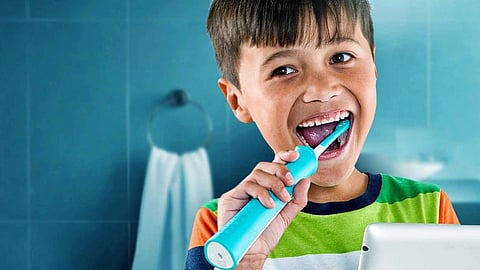 kid-using-smart-tooth-brush