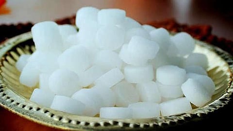 Burning camphor on a train will result in three years in jail