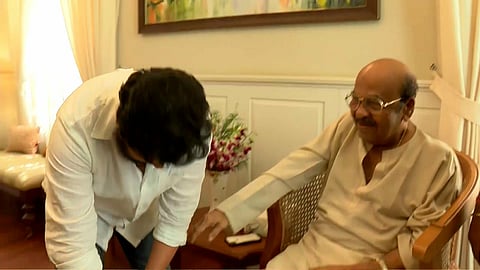 Dileep arrives at Raman Pillai's house and greets him by touching his feet