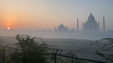 Uttar Pradesh face Dense fog enveloped several parts of the state