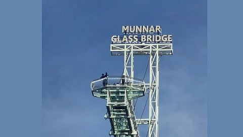 glass bridge in munnar suspended