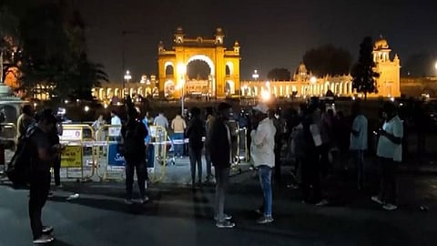 gas cylinder used to fill balloon explode near Mysore Palace 