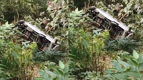 Driver suffers from epilepsy, Tempo Traveler overturns accident