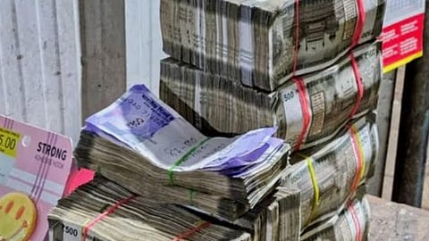 30 lakhs unaccounted money seized at tholpetty