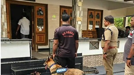 Youth in woman’s attire steals gold chain in Malappuram