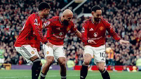 Manchester United players celebrate victory