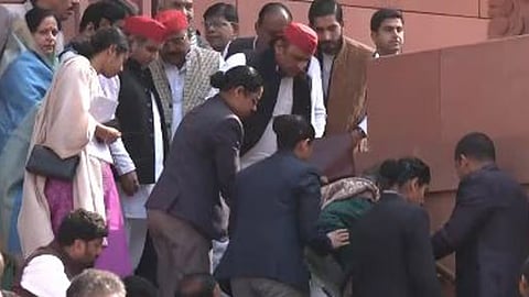 Tharoor Fall on Parliament: Shashi Tharoor fall on the Parliament steps 