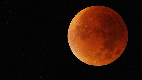 Lunar eclipse tomorrow; know the changes for each zodiac sign