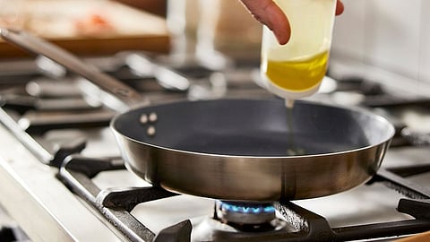 Strainless steel cookware