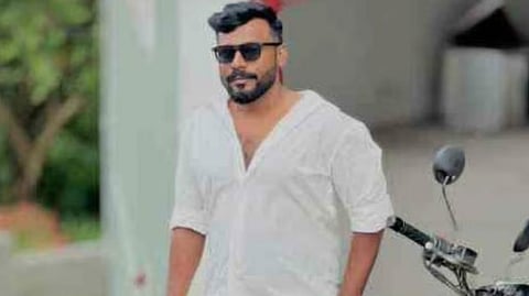 Making friends through Instagram and stealing women's gold jewellery