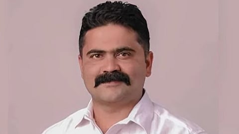 Complaint of harassment after offering job; Congress takes action by suspending councilor